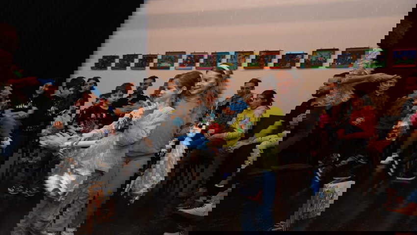  Die Kinder sammelten Abfall ein.