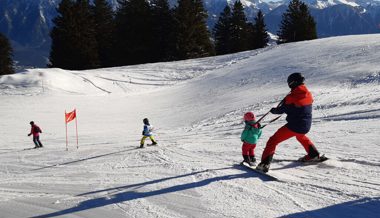 Schneesportvergnügen auf dem Hausberg: 13 Familien am traditionellen Wettkampf