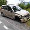 91-jähriger Autofahrer streift Felsen, Mauer und anderes Auto – und fährt weiter