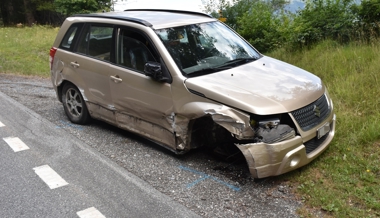 91-jähriger Autofahrer streift Felsen, Mauer und anderes Auto – und fährt weiter
