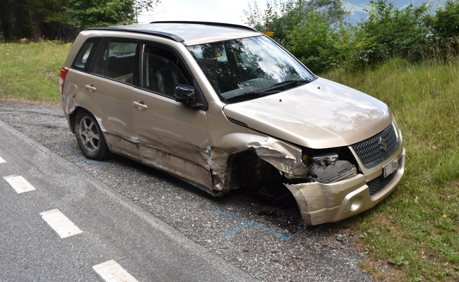 91-jähriger Autofahrer streift Felsen, Mauer und anderes Auto – und fährt weiter