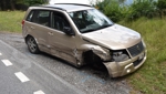 91-jähriger Autofahrer streift Felsen, Mauer und anderes Auto – und fährt weiter