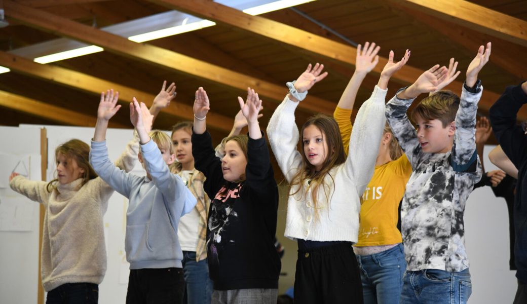  Im Hallenstadion werden die Schülerinnen und Schüler zum Song D’ Wüsseschaft performen. 