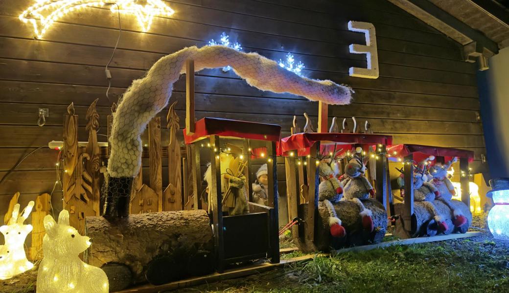 In der Oberen Au in Salez steht dieser tolle Weihnachtszug.