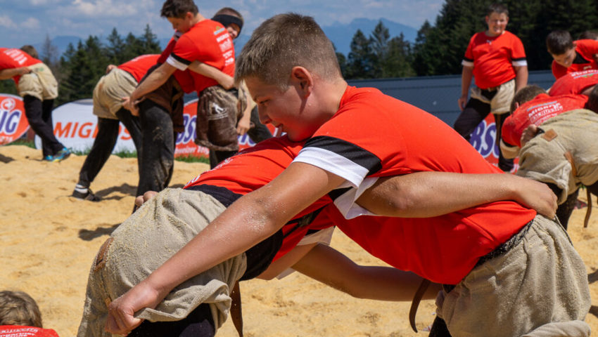  Emsiges Treiben im Sägemehl. Im Kampf Mann gegen Mann versuchen die Nachwuchsschwinger die vorgeführten Würfe anzuwenden. 