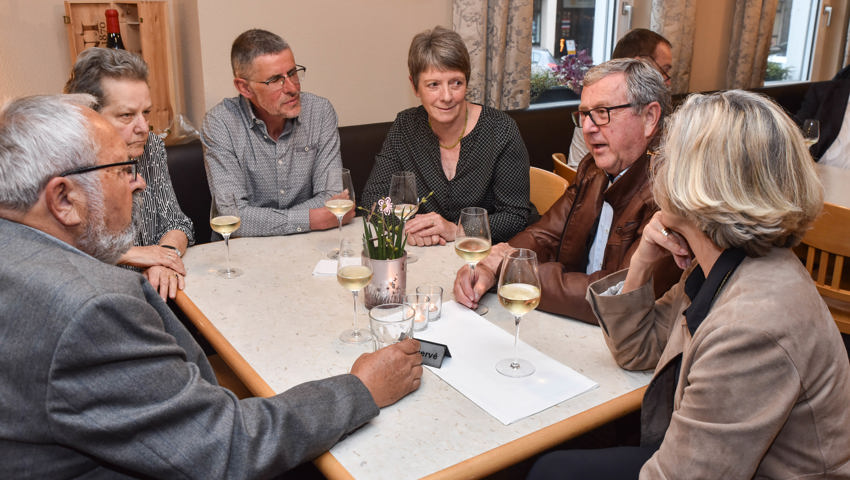  Aktionärinnen und Aktionäre der Buchs Medien AG beim Apéro nach der GV und voller Vorfreude auf das Nachtessen im «Buchserhof».