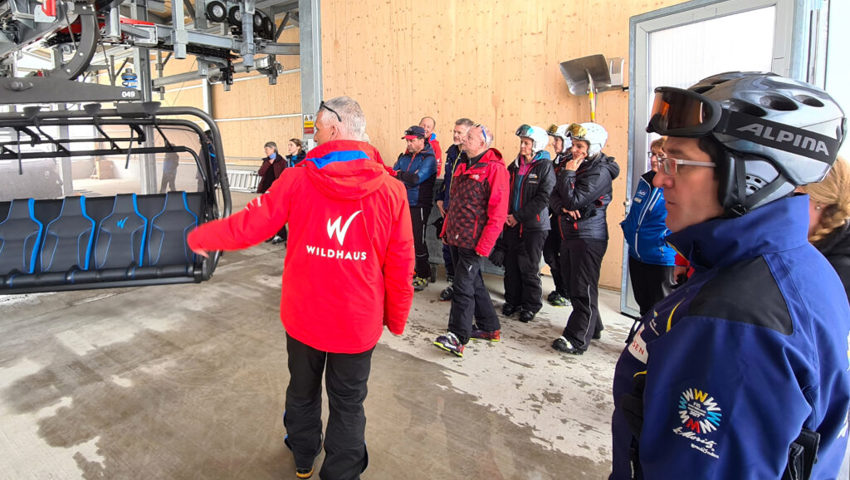  Patrik Jahn, Technischer Leiter der Bergbahnen Wildhaus AG, erklärt die Vorzüge der neuen Familien-Sesselbahn. 