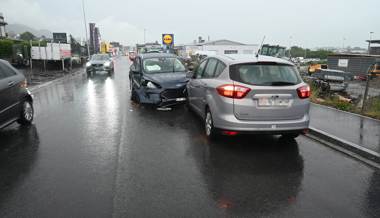 Mann bei Frontalkollision zwischen zwei Autos verletzt