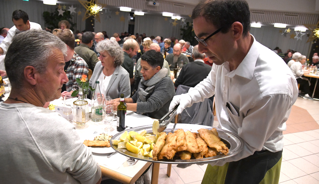 Am Fischessen wurden Felchenfilets, verpackt im knusprigen Bierteig, als Leckerbissen serviert. 