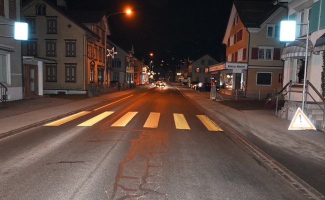 Bub auf Zebrastreifen angefahren und ins Spital gebracht