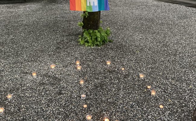 Reden, Schweigen, Innehalten: Mahnwache für den Frieden im Rathauspärkli