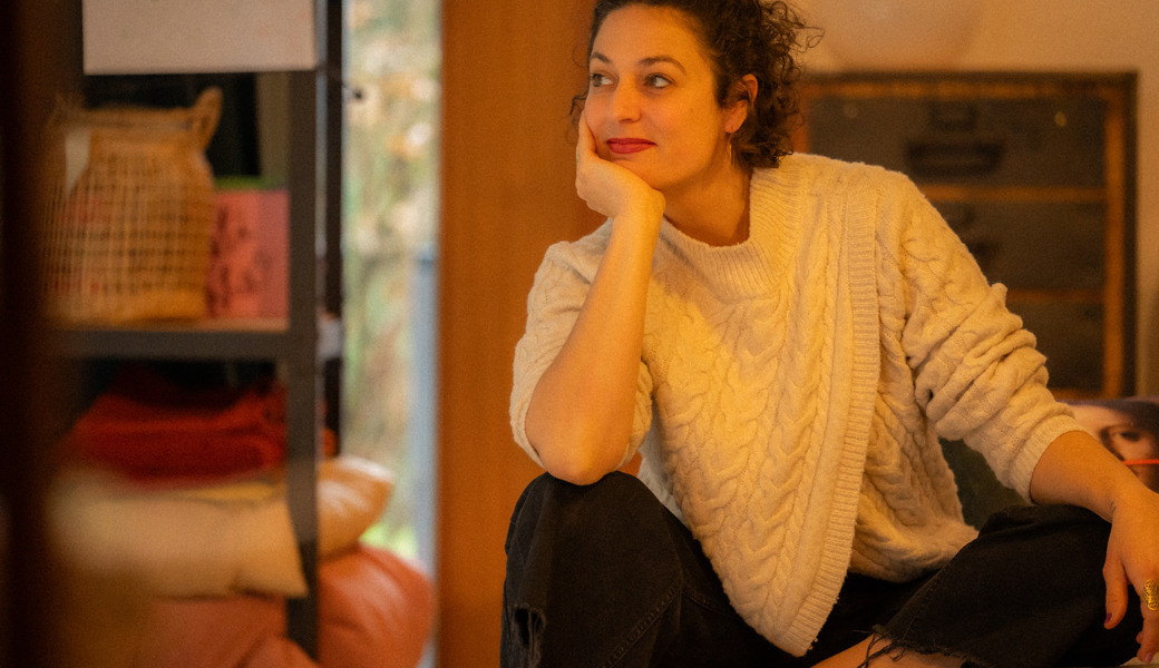 «Wie wir sprechen, verändert unser Denken»: Asha Ospelt-Riederer in ihrem Atelier im ehemaligen «Waldhof» nicht weit vom Schloss Werdenberg entfernt.