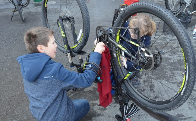 35 Schülerinnen und Schüler aus dem Schulhaus Feld reinigten freiwillig Fahrräder