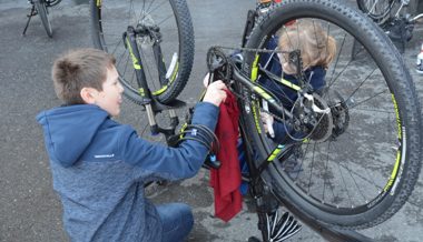 35 Schülerinnen und Schüler aus dem Schulhaus Feld reinigten freiwillig Fahrräder