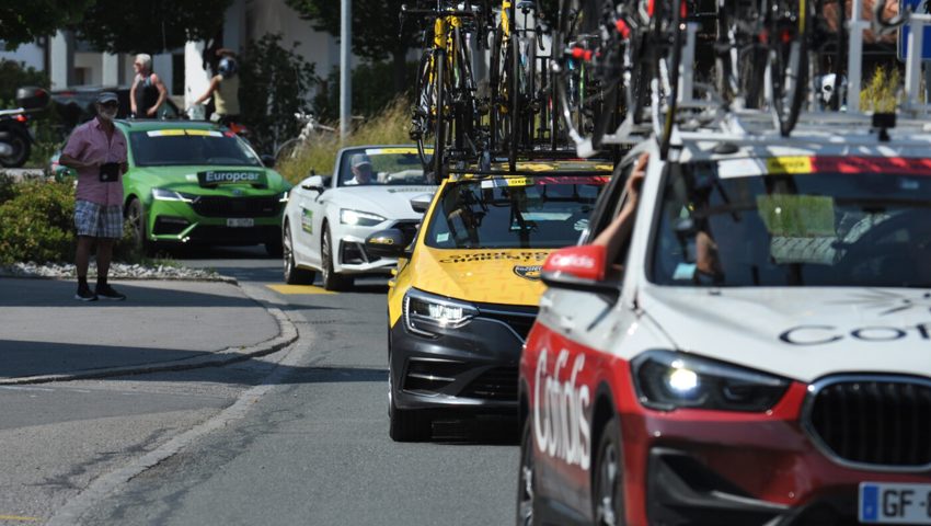  Ein Tross an Begleitfahrzeugen schmückte die Durchfahrt. 