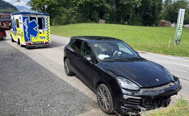 Mit dem Porsche in eine Mauer gebrettert