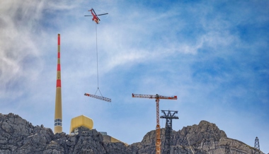 Neue Säntisbahn: So wird der 55 Meter hohe Kran auf dem Berg montiert