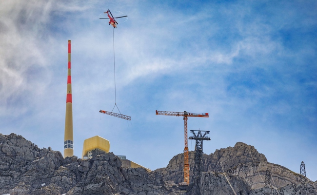 Neue Säntisbahn: So wird der 55 Meter hohe Kran auf dem Berg montiert