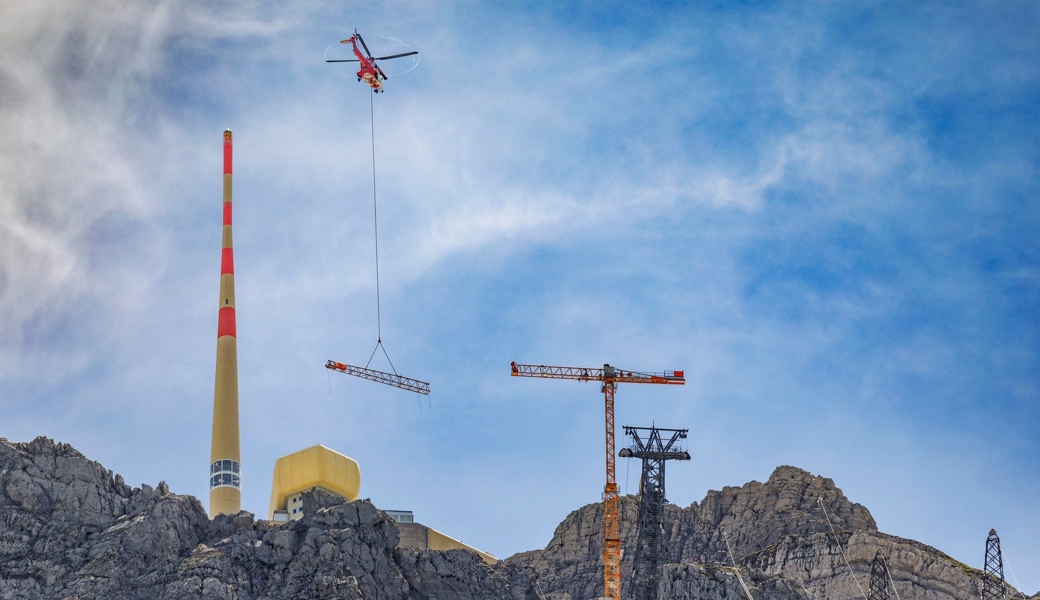Der Baukran wurde per Helikopter zur Stütze 2 transportiert und vor Ort aufgebaut.