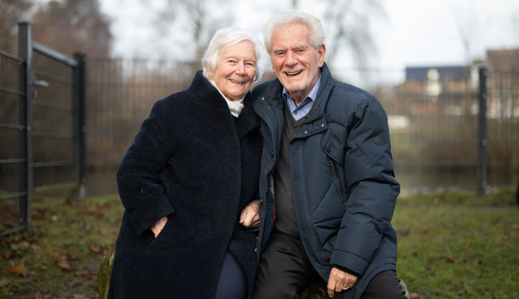 Doris und Josef Lehmann posieren in Gossau beim Weiher, wo sie sich vor 70 Jahren heimlich getroffen haben.