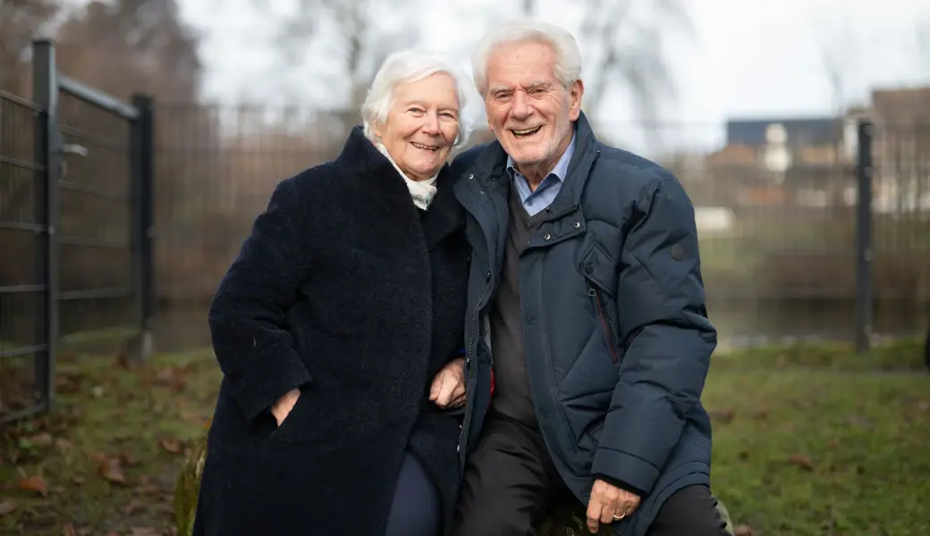 Doris und Josef Lehmann posieren in Gossau beim Weiher, wo sie sich vor 70 Jahren heimlich getroffen haben.