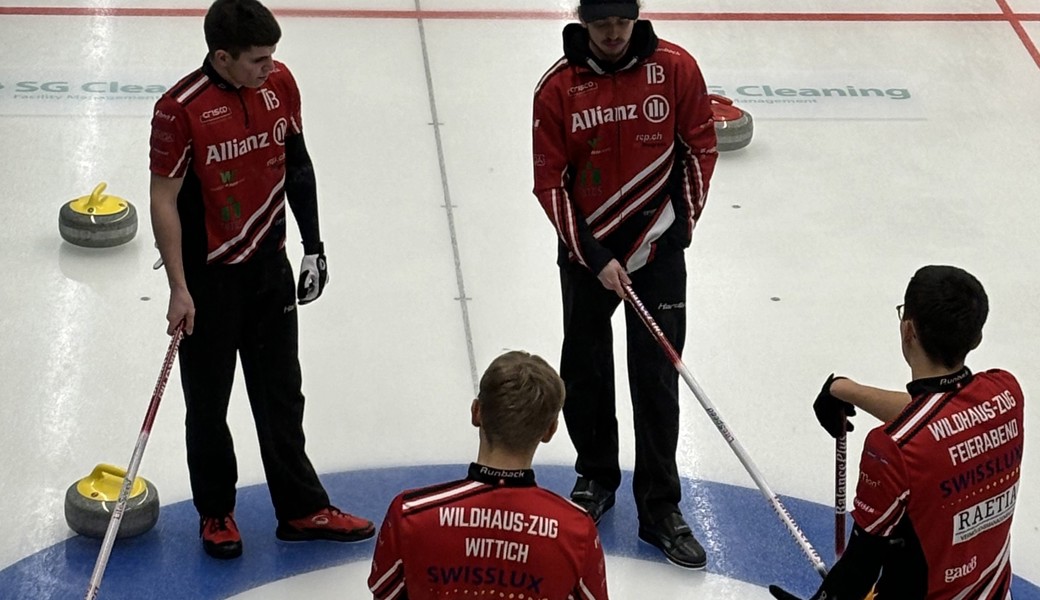 Auf Erfolgskurs: Das Team Wildhaus-Zug bei der Beratung, bevor ein entscheidender Stein gespielt wird.