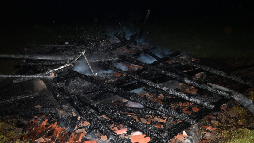 Nach dem Brand war vom Holzschopf praktisch nichts mehr übrig. Nach dem Brand war vom Holzschopf praktisch nichts mehr übrig.