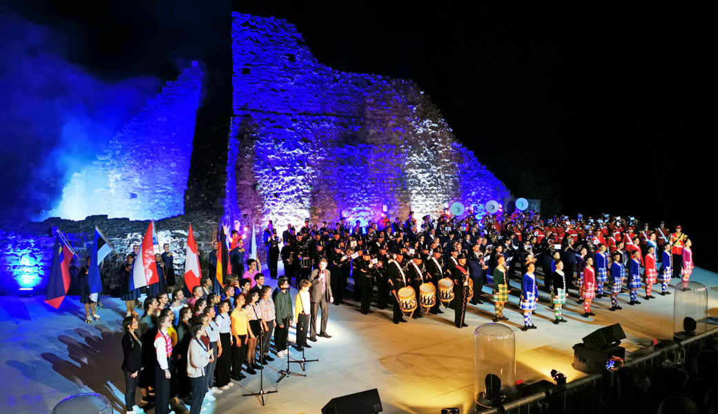  Zum grossen Finale versammelten sich die mitwirkenden Formationen auf der Bühne bei der Ruine Schellenberg. Bilder: Christian Brunngräber