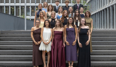 Klasse 4GaMa - hintere Reihe, v. l.: Tabea Bach (Klassenlehrerin), Arion Ademaj, Benjamin Zoller, Enea Simone. Zweithintere Reihe, v. l.: Leya Langenegger, Susannah Levi, Sarina Gemperle, Uma Weinbuch, Fiona Schneider. Zweitvordere Reihe, v. l.: Klara Hoefelein, Sophia Zoller, Melinda Beck, Katharina-Lorena Schmutz, Lena Seiz. Vordere Reihe, v. l.: Enya Dietsche, Nuria Gmeiner, Martina Seitz, Siena Wagner, Lina Sophie Fessler. Es fehlt Aaliyah Heeb.