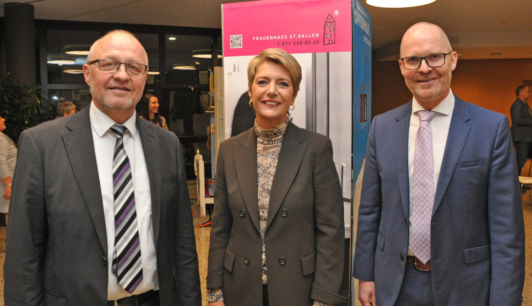  Freuen sich über die gelungene Ausstellung am BZBS in Buchs: (von links) Prorektor Peter Keller, Bundesrätin Karin Keller-Sutter, Rektor Daniel Miescher. 