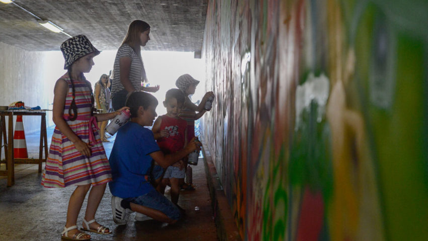 Namen, Sonnen und sonstiges Zeichnen: Viele Kinder hatten Spass am Sprayen. Namen, Sonnen und sonstiges Zeichnen: Viele Kinder hatten Spass am Sprayen.