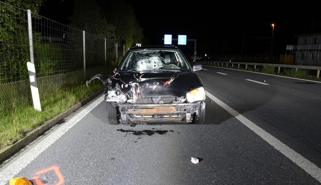Fahrunfähig mit Baustellenabschrankung kollidiert