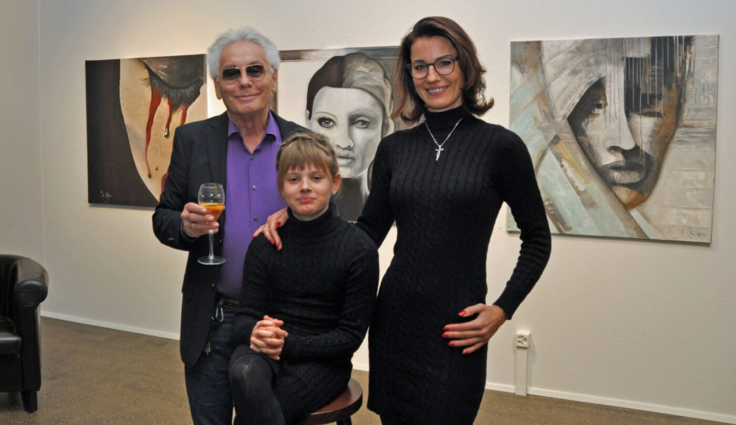  Drei Generationen stellen gemeinsam in der Galerie L33 aus: Wilfried Zilian mit Enkelin Soey und Tochter Sarah Zilian. 