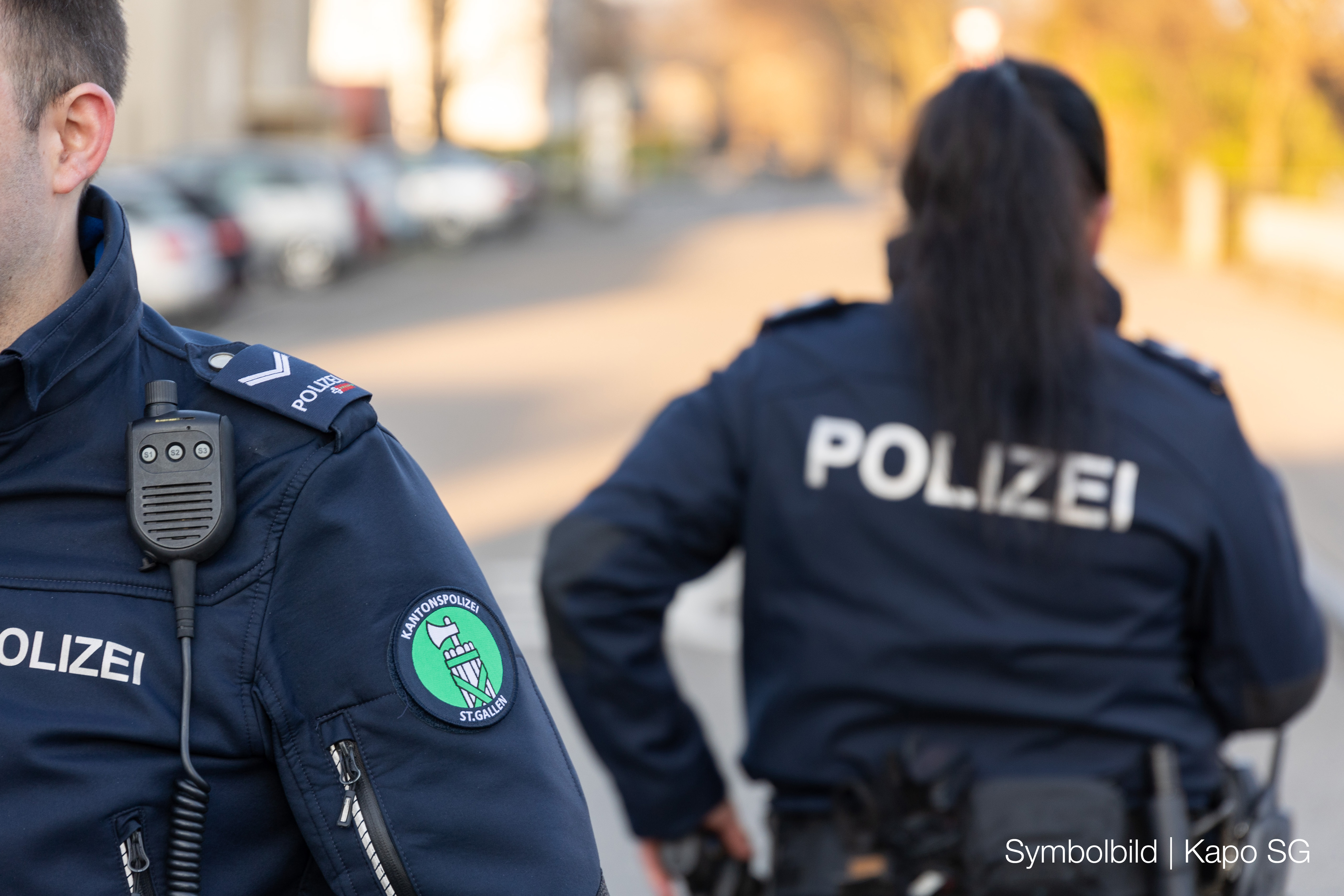 Maskierte Männer rauben Spaziergänger aus