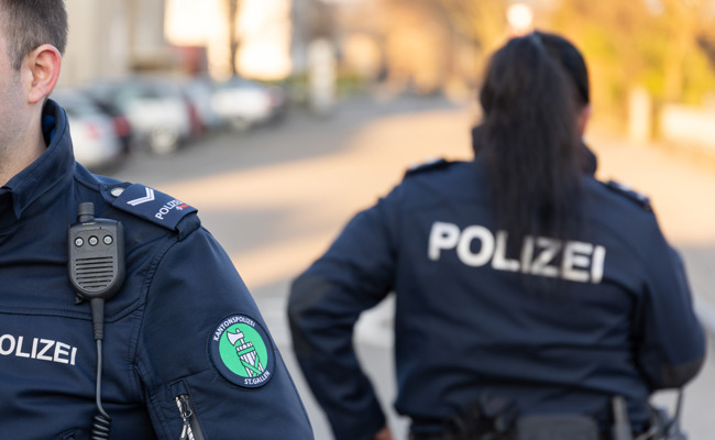 Maskierte Männer rauben Spaziergänger aus