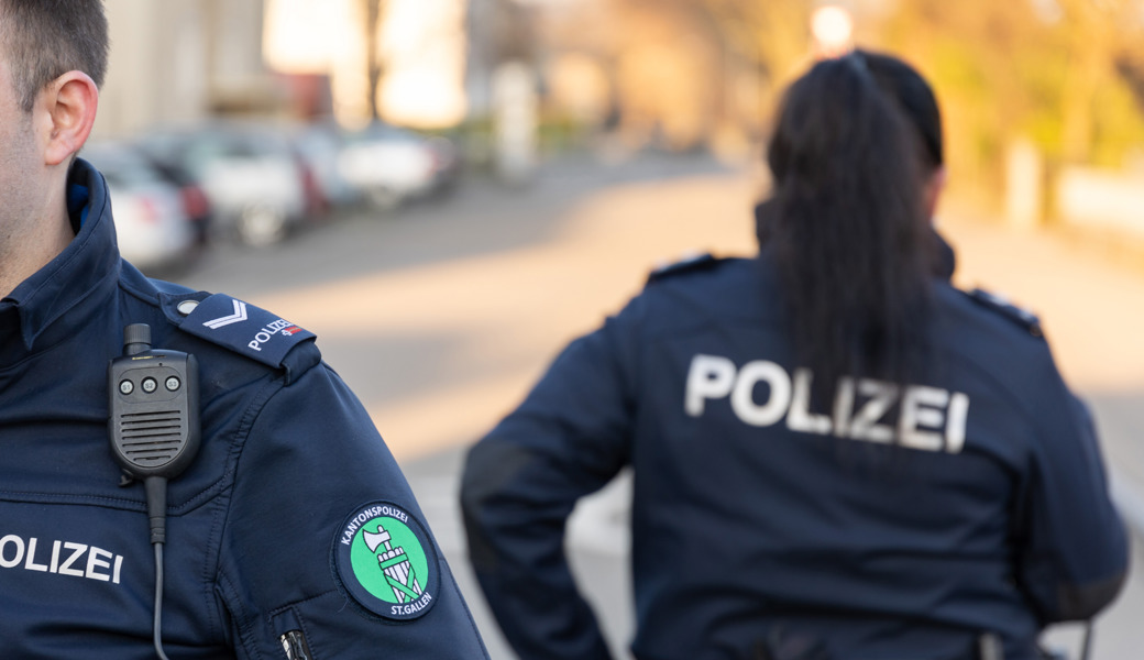 Maskierte Männer rauben Spaziergänger aus Maskierte Männer rauben Spaziergänger aus