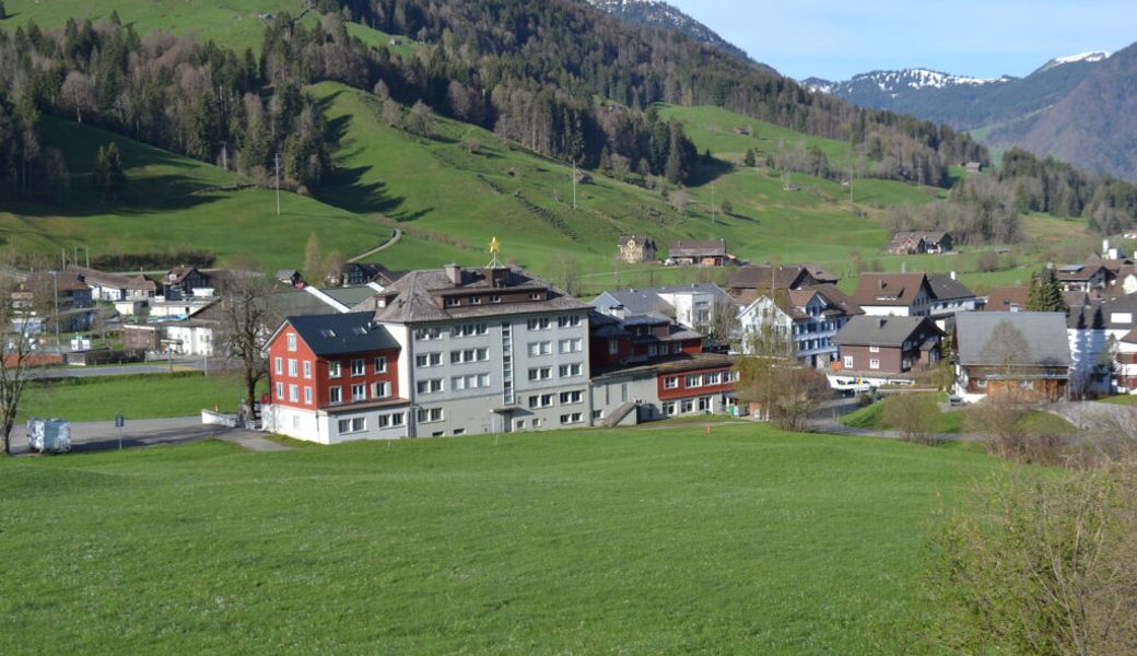  Auf der Wiese Schellenriemen (hinter dem Hotel Sternen) soll das neue Alters- und Pflegeheim der Gemeinde Wildhaus-Alt St. Johann mit insgesamt 50 Plätzen entstehen. Bilder: Adi Lippuner