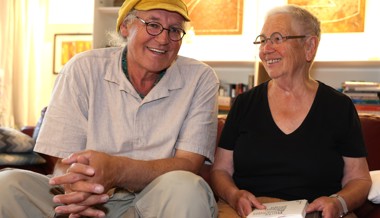 Linard Bardill stellt Geschichtensammlung über die A13 vor