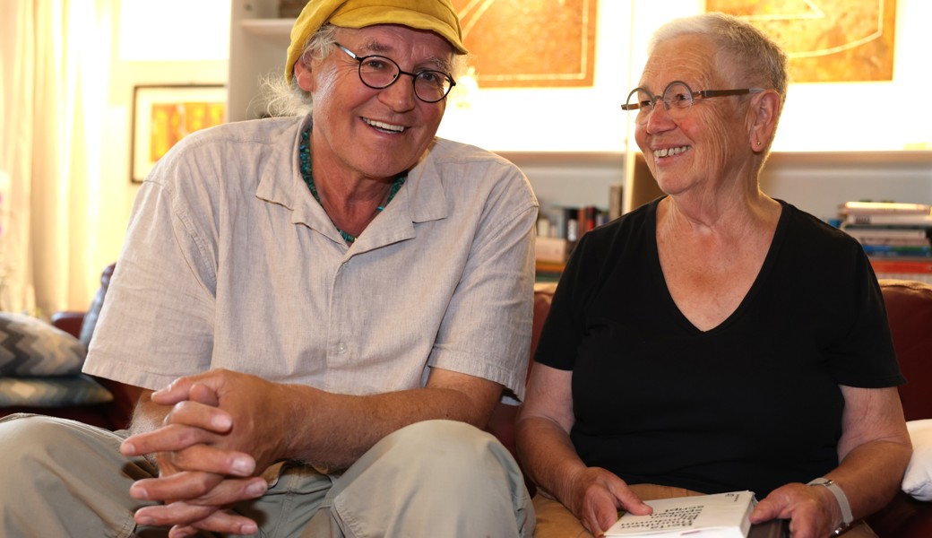 Der Autor, Kolumnist und Liedermacher Linard Bardill stellte sein Buch «A13 – Geschichten vom Eilen und Verweilen» zusammen mit der Diepoldsauer Dialektpoetin Berta Thurnherr vor.