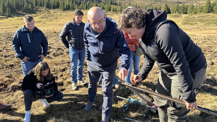 Bei der Entnahme einer Bodenprobe aus rund drei Metern tiefe konnte Regierungspräsident Beat Tinner (Mitte) jahrtausendalte Pflanzenreste im Torf erkennen.