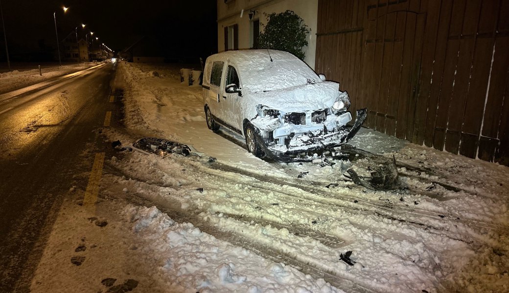 Die Autofahrerin fuhr beduselt ein Strassenschild um, touchierte dann eine Hauswand und fuhr frontal in einen Lieferwagen. Dann fuhr sie nach Hause.
