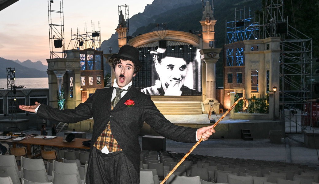 Steven Armin Novak in seiner Rolle als Chaplin vor der imposanten Bühne am Walensee. 
