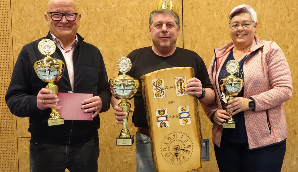 Jasskönig Markus Zogg wird auf dem Podium eingerahmt von Ernst Schläpfer und Marlen Rothenberger.