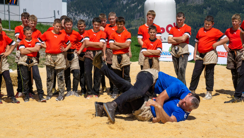  Toggenburger Tag am 1. August: Die Routiniers Werner Schlegel (oben) und Nöldi Forrer veranschaulichen erst einen Wurf, bevor dieser von den Nachwuchskräften geübt wird. 