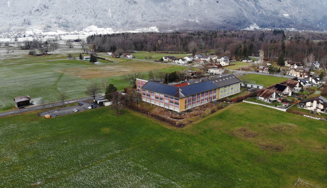 Auf der Wiese links neben dem Schulzentrum Türggenau soll die Doppelmehrzweckhalle gebaut werden.