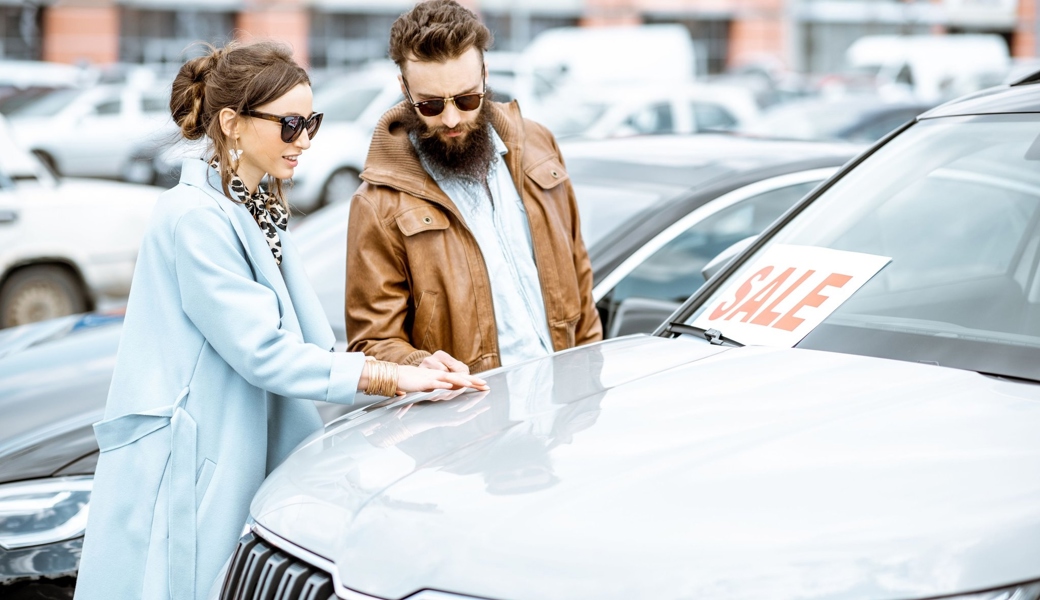 Das Auto zu verkaufen erwägen eher Personen mit niedrigerem Einkommen. Auf ein E-Auto umsteigen ist die andere Option.