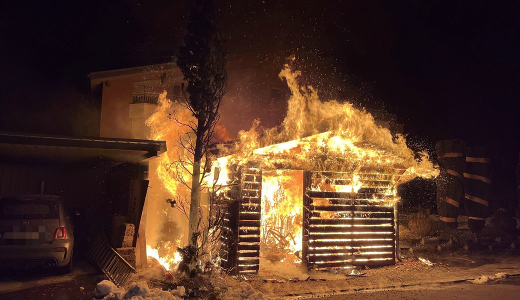 Lichterloh: Geräteschuppen im Sarganserland abgebrannt.