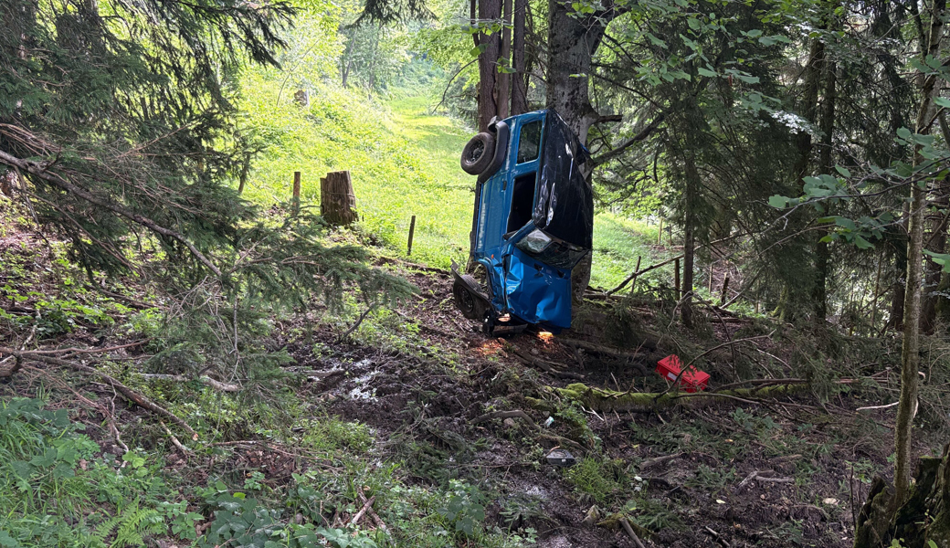 Der Mann wurde aus dem sich überschlagenden Auto geschleudert. Das Auto blieb dann an einem Baum hängen.
