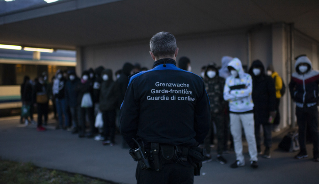 Migranten am Bahnhof Buchs: Die SVP fordert systematische Kontrollen der Einreisenden.