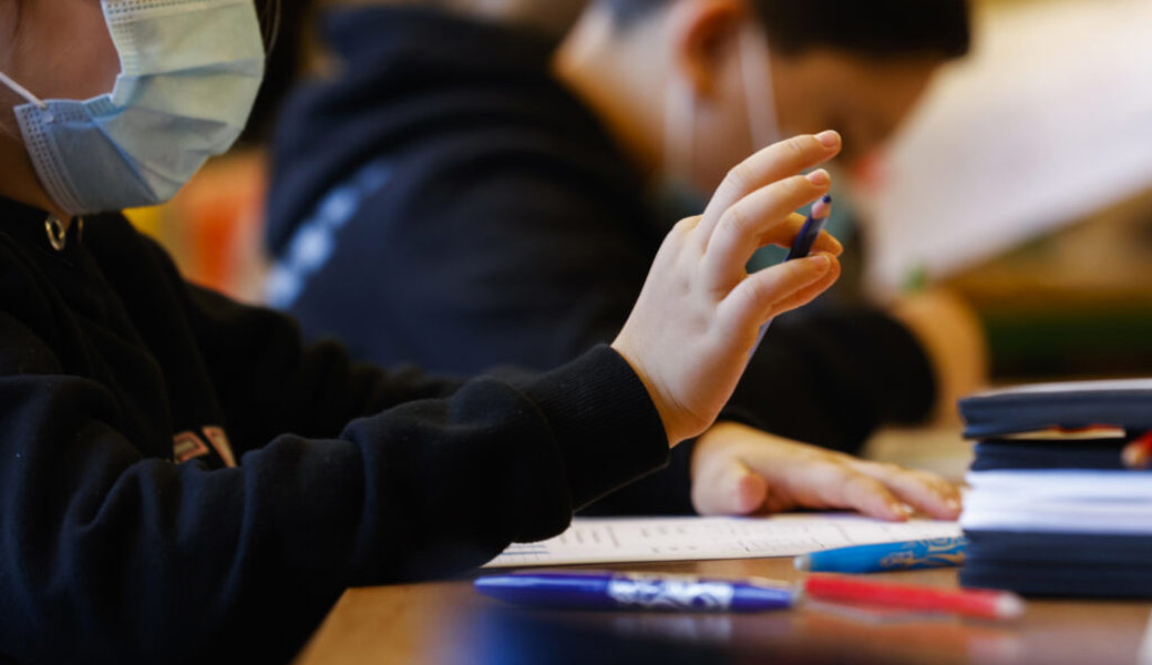  Die Maskenpflicht in der Primarschule ist bei einem Teil der Bevölkerung umstritten. 